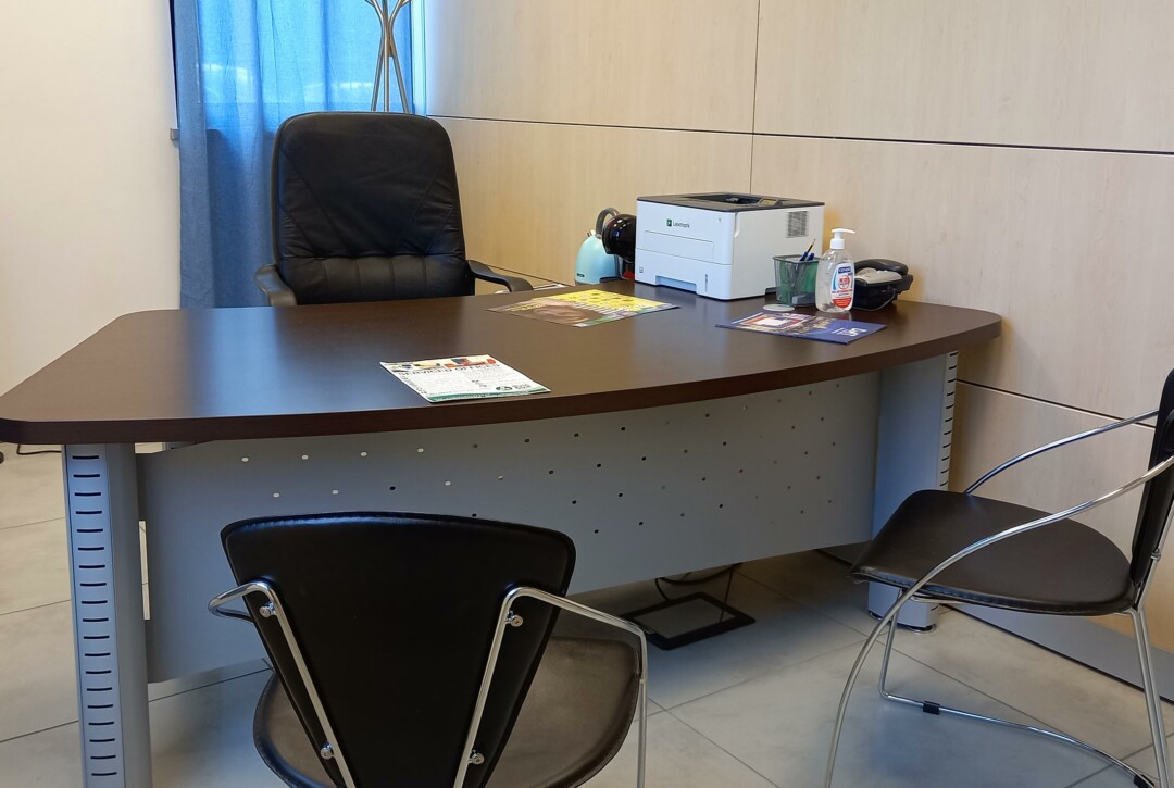 Ufficio flessibile. OfficeNow, Cairate (VA), Italy, affitto uffici arredati Malpensa, vicino a Varese, Como, Milano, Busto Arsizio, Gallarate. Uffici arredati ammobiliati personali per imprenditori e liberi professionisti. Ufficio di alto livello. Ufficio dirigenziale in affitto.