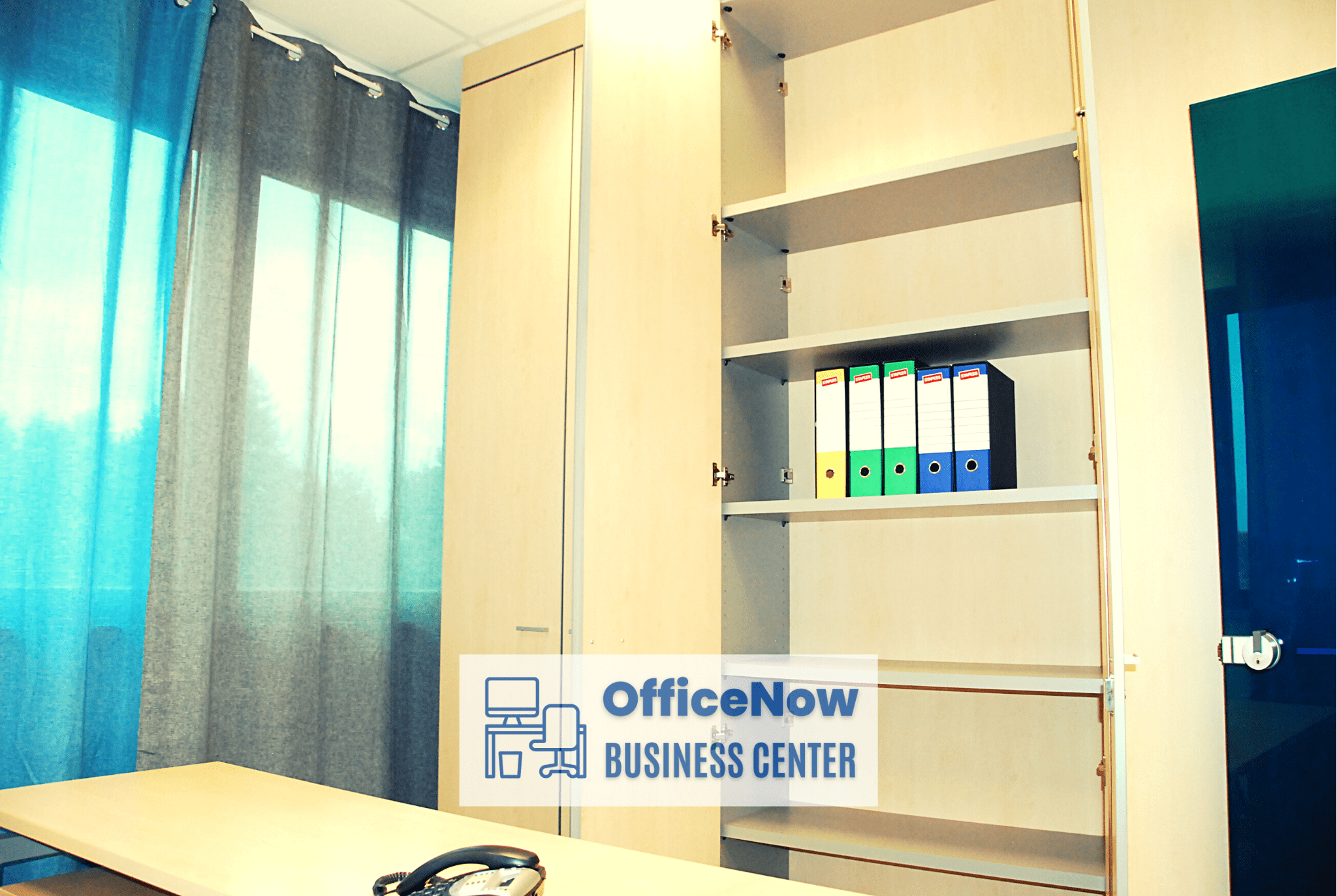 OfficeNow, ufficio in affitto a Malpensa, ufficio con ampia libreria, perfetto per lavorare da remoto in tranquillità