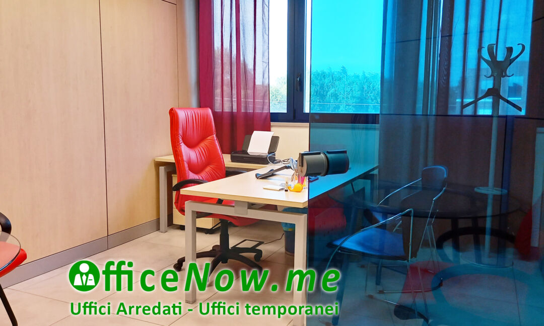 Ufficio in affitto Gallarate, OfficeNow, scrivania sedie porta cristallo